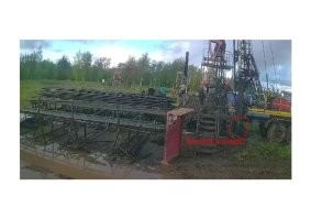 Это не автокран, поэтому домкраты в стороны не выдвигаются (за габариты машины),  а просто поднимаются и опускаются. И подъёмник стоит на домкратах. Они комбинированные: гидравлика + винт с фиксацией.

Только под домкратами ставят плиту (или металлическую или дорожную бетонную), а здесь не видно, чтобы плита была.
