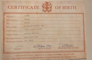 Забавная бумажка появилась в  Х. Яко-бы это свидетельство о рождении Камалы Харрис. Прикол в том что выдано оно на Ямайке. Отец Камалы с Ямайки, мать из Индии, в то время они оба учились в университете Ямайки и, похоже, гражданами США не были. Но по конституции США президентом может быть только урожденный американец. То есть у кандидата хотя бы один родитель должен быть американцем либо он должен родиться на территории США.  Очень интересно выходит.