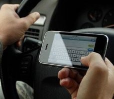 Ублюдок смс писал и читал = очень важно было парню своему ответить. 

Если вы хотите жить! При виде такой картины с СМС за рулём = требуйте остановку машины и отбивайте голову водителю! Или умрёте.