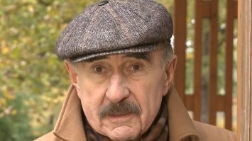 "Однако, поняв, что спасение близко, мужчина схватил спасателя за руку".