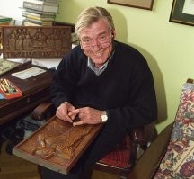 За Стоянова всю работу делает станок ,а вот Борис Щербаков делает все сам ,своими руками.