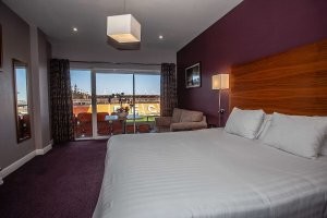Он ведь так и называется, Blackpool FC Stadium Hotel
Не могла не знать

"Blackpool FC Stadium Hotel, член Radisson Individuals, предлагает комфортабельные номера с захватывающим видом на знаменитый стадион Bloomfield Road."
Там есть и такие комнаты