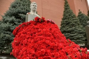 "а уж восхваляющих Сталина, совок" - а что ты имеешь против т. Сталина и СССР?
Люди до сих пор несут цветы к памятнику Сталина, значит помнят.
