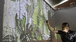 По клеточкам - отстой. Рисуют с проектора.
Ну и да - рисуют потому что принтер на такой размер и штучную продукцию - сильно дорого для сельского кинотеатра.