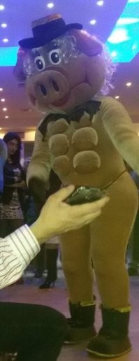 Тамбовского чиновника лишат должности после танцев с ростовой куклой в чулках