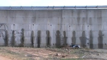 Х1 и Х2 - отверстия для слива грунтовых вод. На второй картинке вид с фасада.
Если хорошо зайдет - покажу, как такие стенки делаются из блоков.