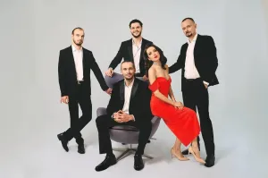 Почему даму не посадили в кресло? Ах, да. Получилась бы породия на известный мем