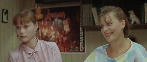 Не ожидал, в этом фильме увидеть плакат гр. "Venom", в общаге у девушек.