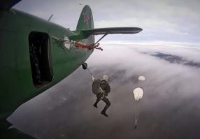 Я на таком самолёте только взлетал. 
Ни разу на нём не садился. 
На полпути выпрыгивал, так сказать. 


(Фото не моё, просто для наглядности.  )