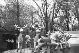 У нас в пионерлагере карусель против часовой крутилась. И в городском парке тоже.