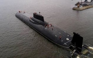 В принципе подводная лодка. Вот только лодкой как то назвать не получается. Длина в два футбольных поля. Высота от киля  и верхней точки рубки - девяти этажный дом. ТАПРКСН (тяжелый атомный подводный ракетный крейсер) - Акула. По классификации НАТО - Тайфун. Экипаж 120 человек. Там и бассейн есть и комната для отдыха и спортзал.. ну и так далее. Если не ошибаюсь с вооружения снята. Одна осталась в качестве испытательного полигона)