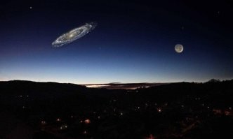 Нет, именно ярче. Туманность Андромеды реально огромна, в поперечнике в шесть раз больше Луны. Но мы не замечаем её, потому что она очень тусклая. Будь она ярче, небо выглядело бы восхитительно.