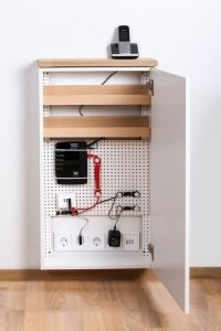 Кто нибудь видел в продаже такое? Всё, что попадалось - на полтора роутера, а мне надо рамером примерно, как на фото. Долго искал, не смог найти готовое, теперь рукожоплю по наитию....