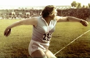 В балет надо было идти ,формы позволяют.)))))А так мир сошёл с ума.Ну для французкой стыдобы сгодится