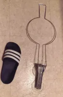 "Крепится к потолку автомобиля"
Интересно посмотреть, как эти присоски будут держаться на потолке автомобиля. )))