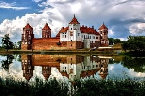 Я был только в Мирском замке. В Белоруссии. Там музей интересный, экспозиции по разным периодам, от средневековья, до 2 мировой. И сам замок красивый, я там с лестницы скатился, копчик отбил. Впечатлений до жопы было.