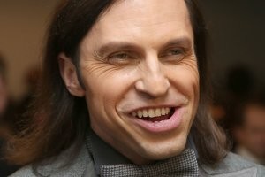 А тем временем, на "второй кнопке", ежевечерне, на всю страну (!!!), ведёт отвратительное шоу "новая волна" вот эта вот харя:
(Ну, что? Ждём появления в обозримом будущем на экране пугалкиных и прочей сволочи?)