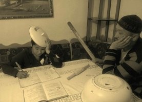 Там просто рядом контролёр сидит, с палкой. 

Примерно так:
