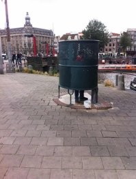 Вот это там очень впечатляет. Уличные писсуары по всему городу.

А еще там музеи хорошие. Rijksmuseum, музей Ван Гога. И Рембрандт в Амстердаме жил.