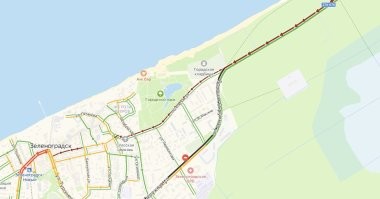 Вот все эти машинки едут к нам на море. И многие из них осядут на узких улицах моего маленького города. Некоторая часть проедет на Куршскую косу, где как раз вообще нет никакого сигнала во многих местах. Если, точнее КОГДА этих тварей не эвакуировали, по городу не то что проехать, пройти было сложно. И если бы на каждую такую  тварь тратили пусть даже ваши пару минут, то эти твари спокойно потопили бы сало на пляже и уехали домой, а на следущий день всё заново.
 Вот как показывают пробочки в нашем городе. Причём тут указывают только федеральную трассу, ведущую на косу и вторичную дорогу. То что улицах и так очень узких не показывает. Но вы упивайтесь своей правотой и дуростью, москвич. Вы же конечно лучше меня знаете что и как в моём городе и конечно точно знаете где я родилась, живу и что делаю, москвич вы наш. Короче для вас особо подобрала последнюю картинку. сохраните её, распечатайте и повесьте в рамке перед своим лицом. Это вам пригодится точно.