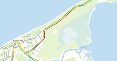 Вот все эти машинки едут к нам на море. И многие из них осядут на узких улицах моего маленького города. Некоторая часть проедет на Куршскую косу, где как раз вообще нет никакого сигнала во многих местах. Если, точнее КОГДА этих тварей не эвакуировали, по городу не то что проехать, пройти было сложно. И если бы на каждую такую  тварь тратили пусть даже ваши пару минут, то эти твари спокойно потопили бы сало на пляже и уехали домой, а на следущий день всё заново.
 Вот как показывают пробочки в нашем городе. Причём тут указывают только федеральную трассу, ведущую на косу и вторичную дорогу. То что улицах и так очень узких не показывает. Но вы упивайтесь своей правотой и дуростью, москвич. Вы же конечно лучше меня знаете что и как в моём городе и конечно точно знаете где я родилась, живу и что делаю, москвич вы наш. Короче для вас особо подобрала последнюю картинку. сохраните её, распечатайте и повесьте в рамке перед своим лицом. Это вам пригодится точно.