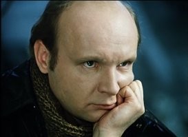 Фильм "Гараж". Герой Андрея Мягкова лишился голоса не случайно. Во время съёмок «Служебного романа» актёр нелестно отозвался о стихах английского поэта Уильяма Блейка, которые звучали в песне «У природы нет плохой погоды…». Откуда же ему было знать, что Блейк никогда не писал такого стихотворения, а автором был сам Эльдар Рязанов! Тогда режиссёр этот факт тщательно скрывал и себя не выдал, но в следующем фильме Мягкову всё-таки отомстил   обнародовал его начинающуюся лысину и сделал его Хвостова безголосым…