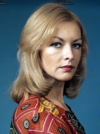 Тоже: озвучивала Талызина, а пела Пугачёва.