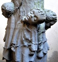 обожаю поляков - гостеприимство тем, кто восхваляет людей, которые убивали их дедов
и мало того, помогают государству, которое эту идеологию поддерживает и насаждает
красавцы

народ, который наплевал на свою историю ради сиюминутной выгода достоин ли вообще не то, что уважения, а существования как независимый народ?