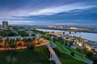 Я вам не скажу за Деревенские сериалы.
Давеча показывали сериал "Московская борзая". Преамбула - 
"Алевтина Борзова – умная и привлекательная женщина, майор Московского уголовного розыска. Коллеги и руководство ценят ее как прекрасного специалиста. Но когда раскрываются обстоятельства личной жизни Алевтины – ее роман с зятем начальника – героиня вынуждена уйти с работы. Получив предложение возглавить отдел по тяжким преступлениям в Нижнем Новгороде, Борзова уезжает из Москвы. Однако служба в провинции с самого начала не налаживается".
Хрен чай с ней, а вот Нижнему Новгороду с её приездом как не повезло. До её приезда мой город был простым тихим среднерусским. И тут понеслось. Убийства каждый день. Убивают банкиров, тайных мафиози (да мы знаем их всех двух- вон живые ходят), политиков-серых кардиналов. Не НН , а сборище беспредельщиков.
Но не это главное. ВСЕ убийства происходят на набережной Федоровского. 50 метров в длину. Половину у одного и того же дерева (такое гинекологические древо города). Причём с верхней точки набережной она разглядывает очки убитого 

И совсем бы ничего. Но в одной серии её помощник

расстояние от вот этого строения , что в правом нижнем углу, до деревьев, что в левом верхнем, преодолел менее чем за минуту, за что она его поблагодарила. 
Так вот просьба - ЗАБЕРИТЕ ЭТОГО МАЙОРА ИЗ НАШЕГО ГОРОДА, а то у нас скоро ни одного банкира не останется.