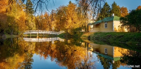 Мост. Самая известная осень. Здесь время застыло. Здесь годы не властны. 

Угадаешь где?