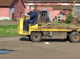 Кто, интересно, придумал давать названия электромобилям - электрокар?))
Раньше на заводах сновали вот такие вот электрокары!)) Мне, как-то, предложили пойти из конструкторов в электрокарщики, в цех!)) 
Это было при уничтожении нашего КБ в середине 90-х!