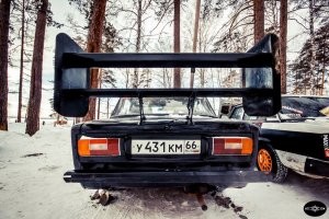 Это что бы шасси не отрывались, когда форсаж включаешь....Дагестанская разработка!
