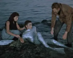 -Ихтиандр, сынок не сиди долго на солнце! 
-Вокруг тебя люди с пивом собираются....