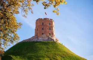 Стояла себе башня на холме среди деревьев. Сейчас как з…па торчит на голой горе.