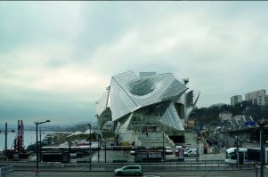 Музей слияния в Лионе. Если смотреть со стороны въезда в город, то вообще похож на жабу. Говорят это должно было быть облачко, кристалл, хаос.
Наверняка городская байка, но как рассказывал наш друг, который  в Лионе архитектором работает заказ сделал какой то очень богатый дядька, которому никто не мог угодить, он сожмякал бумагу и бросил в архитектора, так и появился этот музей в том виде в котором есть.