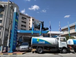 А можно просто гигантского котика на крышу прикрепить...