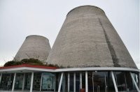 Автор путает реакторы и градирни (охладители).
