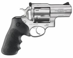 Жители Хабаровского края не знают, как спасаться от разъяренных медведей.
На Аляске в штате, там свободная продажа оружия, власти даже предписывают не выезжать из дома без серьезного оружия, всегда иметь в машине, даже крепления под него делают . И рекомендуют всегда носить с собой револьвер, есть специально ругер - аляскан, компактный, быстро вынимается из кобуры