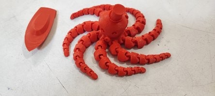 Я детям дохрена и больше игрушек напечатал, вазоны для жены тоже.
Вазоны даже на продажу попробовал поставить!
Катушку филамента отбил)