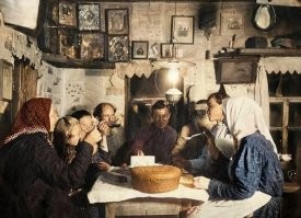 Мама рассказывала,что её семья всегда так собиралась на ужин.Во главе стола сидел отец.Дети и жена по краям.Сначала отец брал вот эту булку хлеба ,отрезал кусок и передавал дальше по старшинству.Девять детей было в семье.И пост хороший.