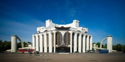 В Великом Новгороде, тоже здание театра занимательное