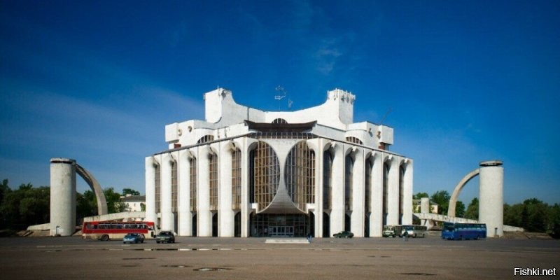 В Великом Новгороде, тоже здание театра занимательное