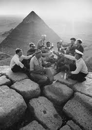 Что-то непонятно,как пирамида могла по вертикали выветриться на 8 метров.. Это 16 рядов камня должны улетучиться. А они как лежали,так и лежат..