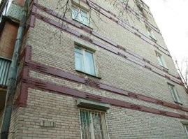 Тупо строить не умели. И сейчас не умеют.  Поэтому стяжки, растяжки, и прочее.  Те, кто умел, поехали строить Питер.  В 18 веке.