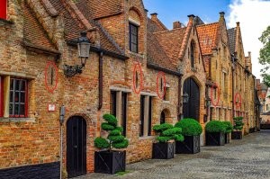 Тупо строить не умели. И сейчас не умеют.  Поэтому стяжки, растяжки, и прочее.  Те, кто умел, поехали строить Питер.  В 18 веке.