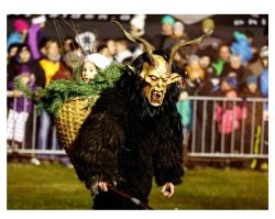 Вероятней всего Крампус- Санта непослушного ребенка.