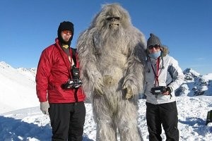 На берегу реки в Швейцарии нашли "голову" человекоподобного существа