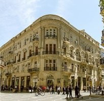 Вот современное фото того магазина.
Девушка шла справа от входа, куда и я свернул, заглядевшись на неё.