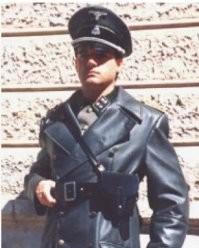 Всех смущает только гонорар? Да у ставропольского начальника ГАИ наверняка гонорары и побольше, а вот то что этот обдолбанный под коксом Шаман одевается как СС-овец никого не смущает?