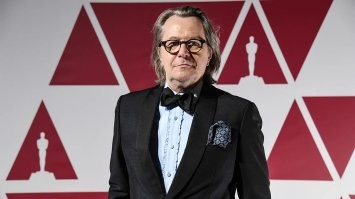 За Гэри Олдмана отдельный плюс, но фото неактуально, ему лет десять уже. Вот - и то 2022 года.